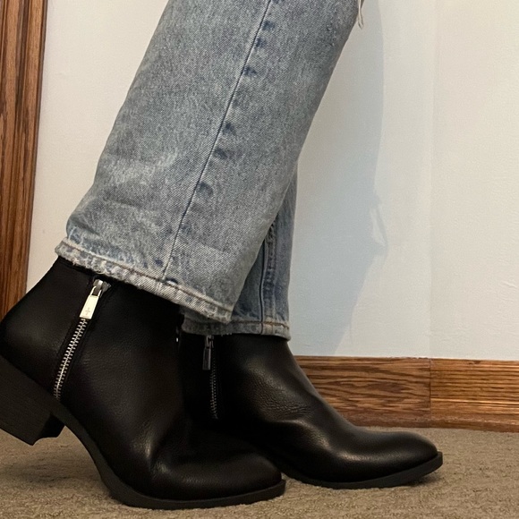NEW IN BOX KENNETH COLE Black Leather Booties- Size 7 - Picture 1 of 5